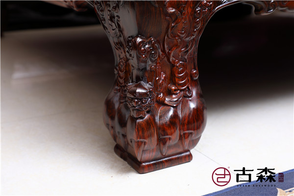 《金玉滿堂沙發(fā)》腿足雕以麒麟，寓意鎮(zhèn)宅祈福